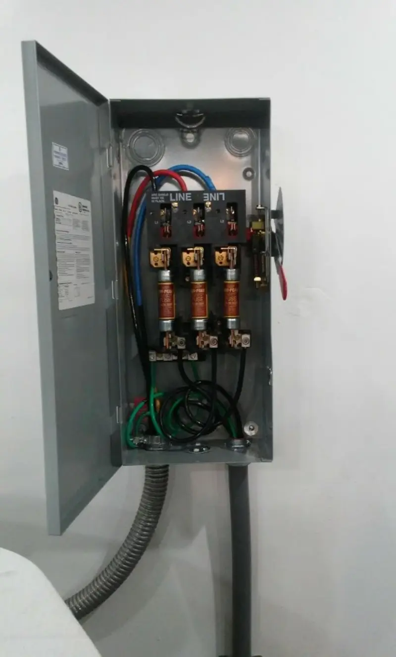 Three-phase disconnect switch installed for Smoke Detector Installation in Erwin